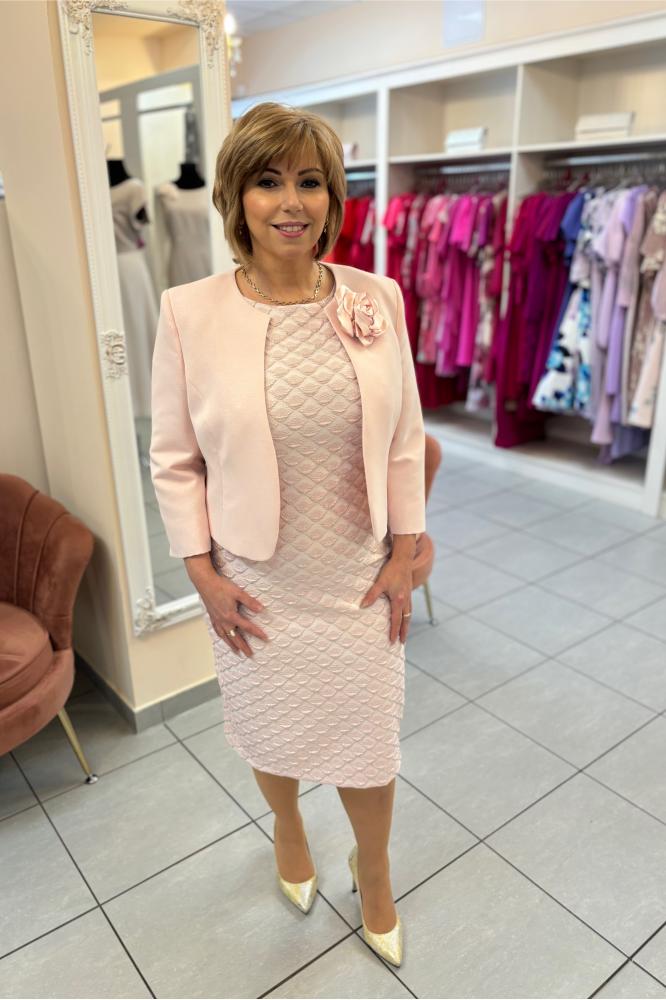 Ružový spoločenský kostým pre svadobnú mamu