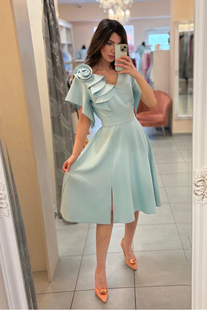 Mentolové spoločenské midi šaty s ružou