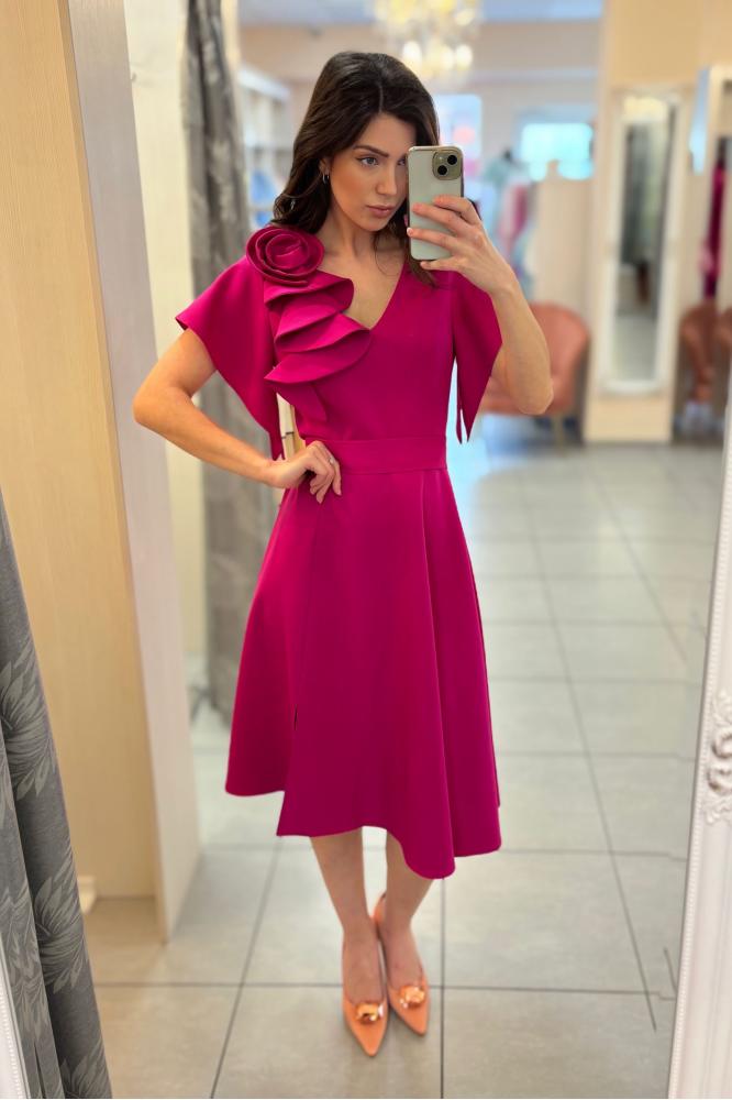 Cyklamenové spoločenské midi šaty s ružou
