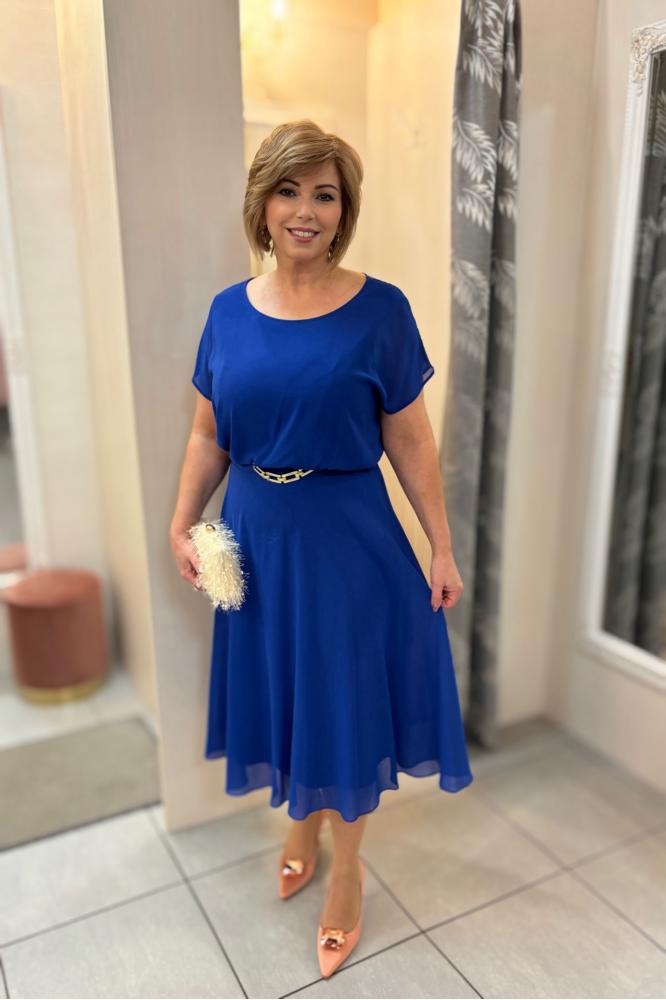 Kráľovsky-modré áčkové midi šaty plus size