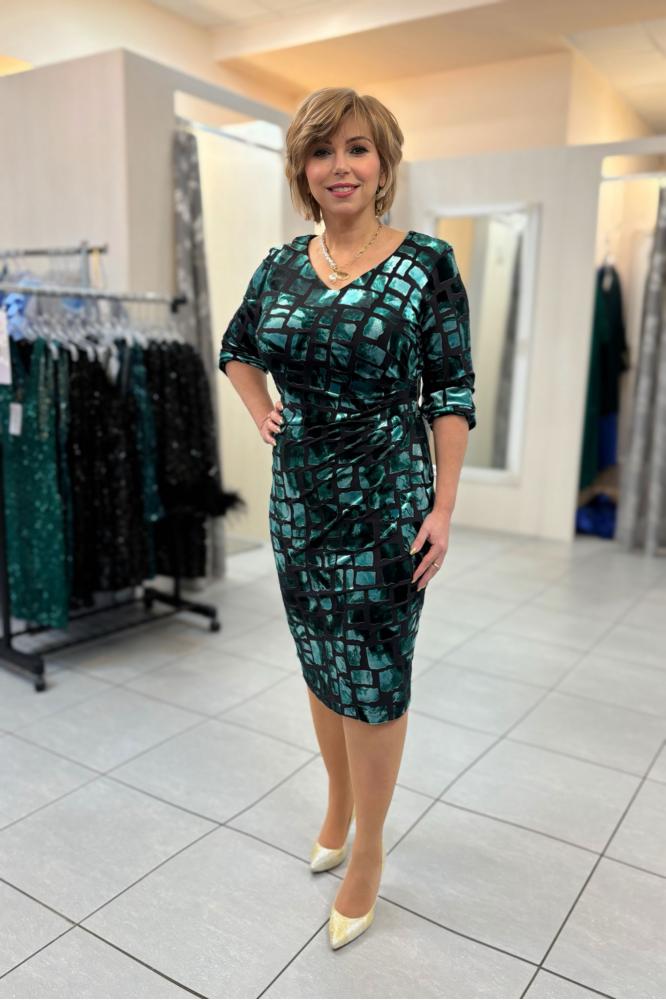 Zelené zamatové puzdrové šaty na svadbu