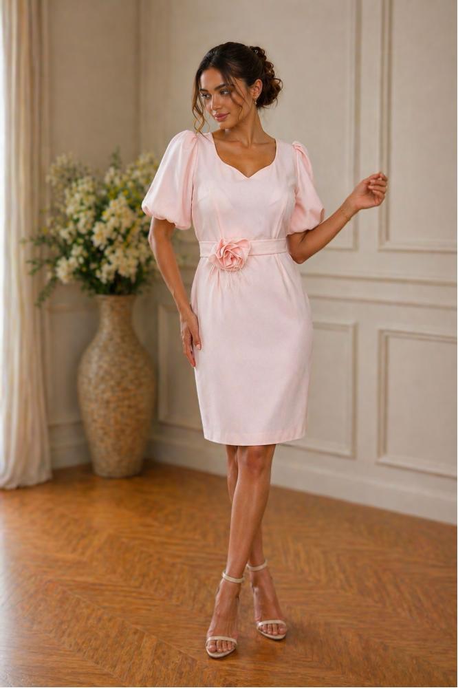 Krátke ružové spoločenské šaty s ružou