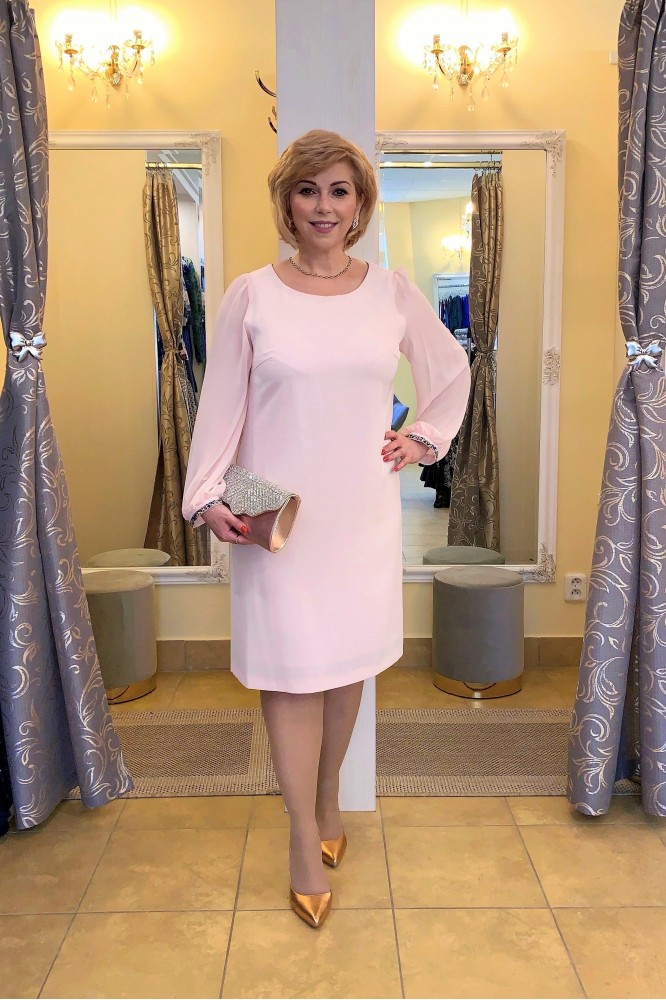 Elegantné svetlo-ružové šaty so šifónovým rukávom