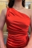 Červené saténové šaty na jedno rameno