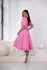 Ružové midi spoločenské šaty na svadbu 