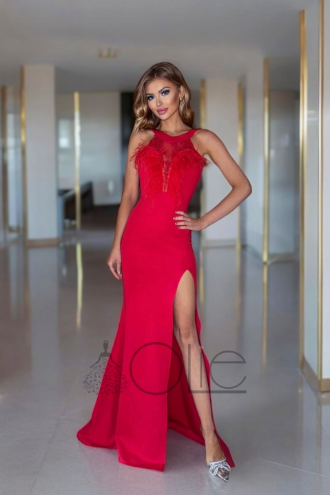Luxusné červené spoločenské šaty s pierkami