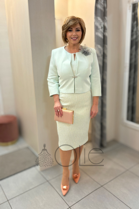 Mentolový kostým pre svadobnú mamu